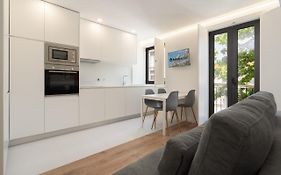 Host Wise - Bright & Contemporary Flat - Ace Location